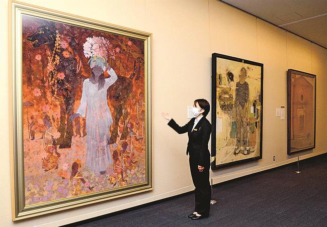 井手康人さんの「百花為誰開」（左）などが並ぶ新館＝安来市古川町、足立美術館