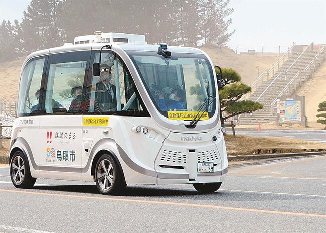 鳥取砂丘周辺を走る自動運転バス=鳥取市福部町湯山