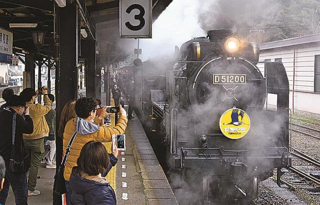 ＪＲ津和野駅に到着したＳＬやまぐち号＝２０２２年３月１９日、島根県津和野町後田