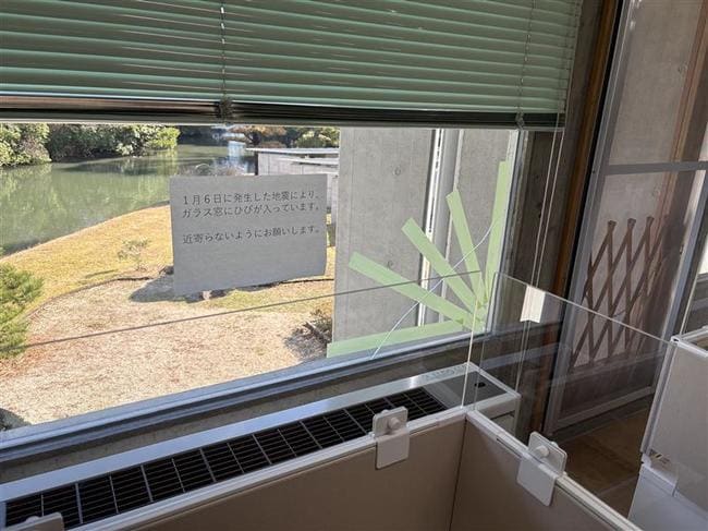 ひび割れした窓ガラス＝6日午後11時35分、松江市内中原町、島根県立図書館