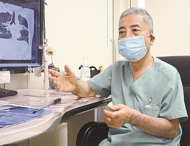 新型コロナウイルスの後遺症について説明する邦和病院の和田邦雄院長＝８月、堺市