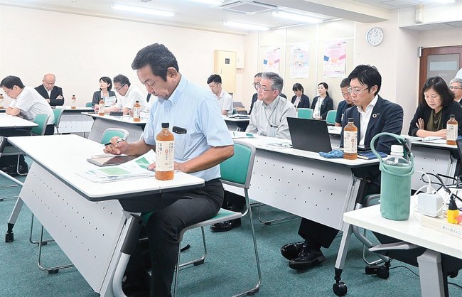交通安全の取り組みを聞く参加者ら＝松江市朝日町、あいおいニッセイ同和損害保険島根支店