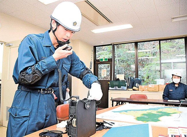 移転訓練で、設置した無線機器の通信状況を確認する大田署員＝大田市温泉津町小浜、温泉津広域交番