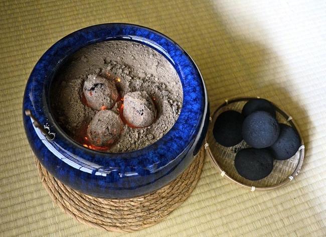 握り拳サイズのたどん（右）。やわらかい明かりを灯しながら燃える（資料）