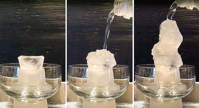 氷に向かって過冷却水を注ぐと、過冷却水が一瞬で凍る様子を見ることができます（大阪市立科学館のＨＰより）