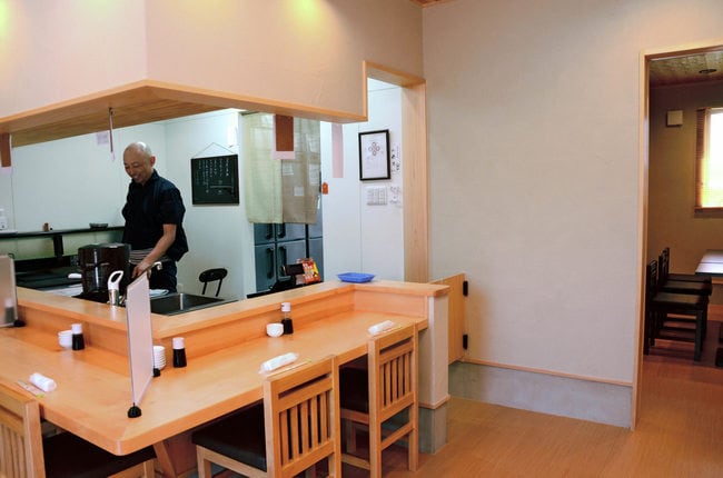 カウンターや個室がある店内＝益田市かもしま西町、ますだや