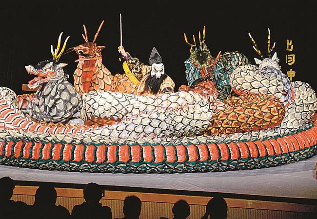 「大蛇退治」を披露する出羽神楽団のメンバー＝松江市殿町、島根県民会館