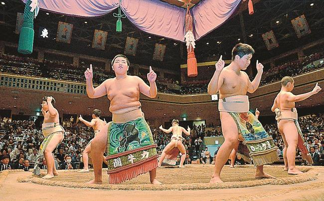 踊りを披露する五箇少年相撲倶楽部のメンバー