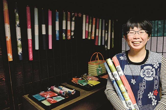 手漉きの広瀬和紙を継承して独立した大東由季さん＝安来市広瀬町布部、「広瀬和紙　紙季漉」