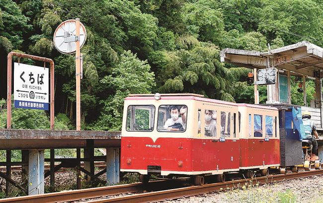 旧口羽駅で運行するトロッコ＝島根県邑南町下口羽（資料）