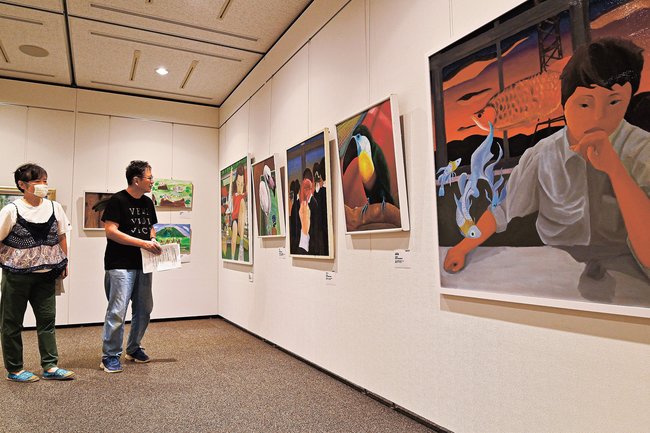 展示された洋画を鑑賞する来場者=安来市飯島町、市総合文化ホール・アルテピア