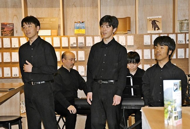 少人数ながら美しいハーモニーを響かせる津和野高校合唱部員ら＝島根県津和野町後田、ゆとりろ津和野