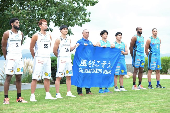 季のクラブコンセプトを示し、開幕に向け意気込む島根スサノオマジックの選手とポール・ヘナレ監督(左から4人目)=松江市西浜佐陀町、松江イングリッシュガーデン