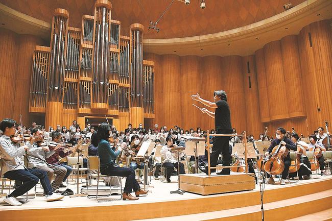 新しくなったプラバホールで練習に励む出演者＝松江市西津田６丁目、さんびる文化センタープラバホール