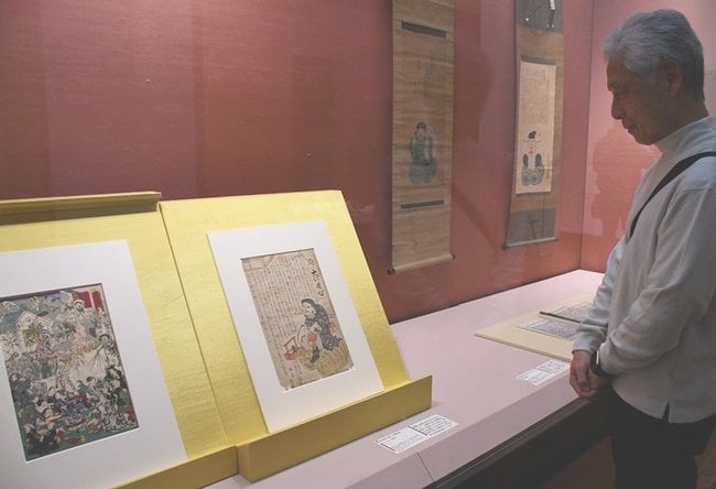 「ダイコクさん」のミニ企画展を鑑賞する来館者＝出雲市大社町杵築東、島根県立古代出雲歴史博物館
