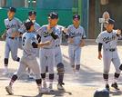 優勝を決め、喜び合う大田二ナイン＝大田市民球場