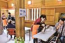 「尼子の茶店」で接客するメンバー＝安来市広瀬町富田