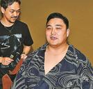 断髪後、支度部屋で整髪