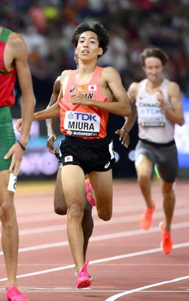 陸上世界選手権男子3000メートル障害決勝で、6位でゴールする三浦龍司選手＝8月22日、ブダペスト（共同）