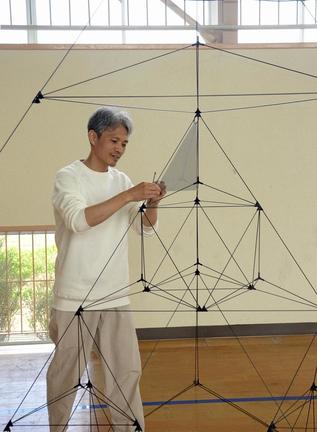 作品を制作する野村康生さん＝益田市内田町、内田交流センター