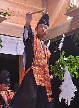 奉納神楽で舞を披露する梅津楓樹さん＝島根県隠岐の島町久見、伊勢命神社