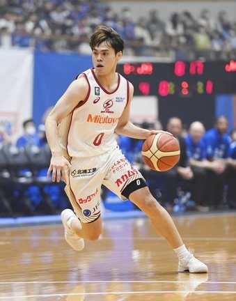 島根戦でドリブルで攻め込む川崎の藤井祐眞＝４日、カミアリーナ