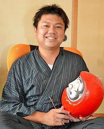 「だるま作りという日本の伝統工芸を守っていきたい」と話す堀江努さん＝松江市東出雲町出雲郷