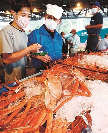 境漁港に今季初水揚げされたズワイガニ＝境港市昭和町、県営境港水産物地方卸売市場４号上屋