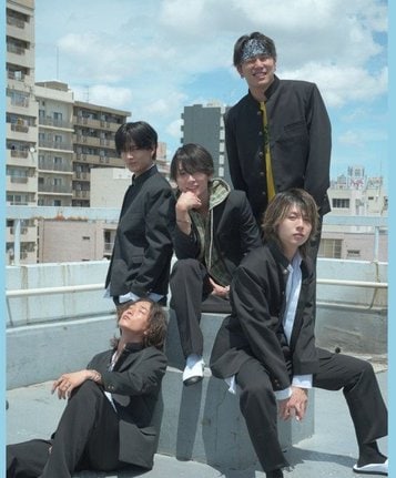 ショートドラマ『平成みたいだ』に出演しているワル学連中の集合ショット