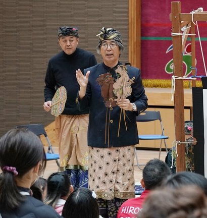 影絵人形芝居について説明する梅田英春・静岡文化芸術大教授（右）