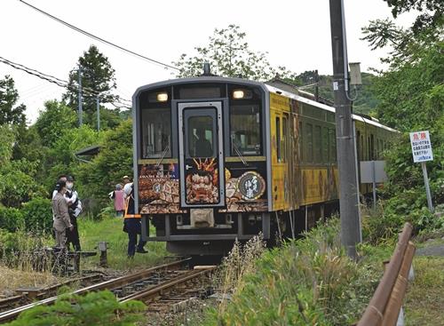 女性と接触し緊急停車した快速列車＝１９日午後５時５７分、益田市西平原町