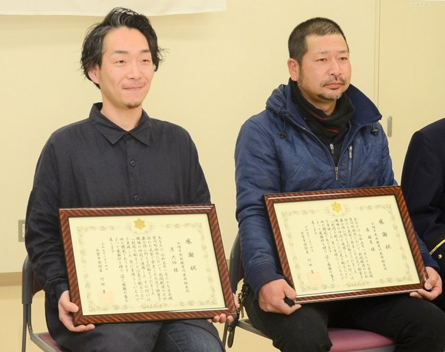 感謝状を受け取った原雄亮さん（右）と岸大佑さん＝出雲市斐川町荘原、斐川消防署