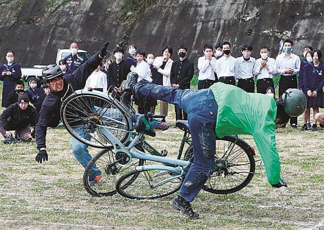 スタントマンによる自転車の正面衝突事故の再現に見入る生徒たち＝島根県川本町川下、川本中学校