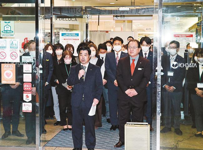 閉店セレモニーで従業員の前であいさつする錦織要社長（中央）＝松江市朝日町、一畑百貨店