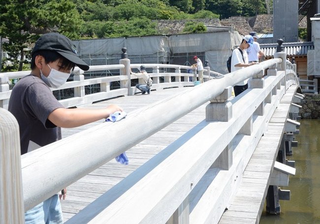 擬宝珠橋を拭く参加者=鳥取市東町2丁目
