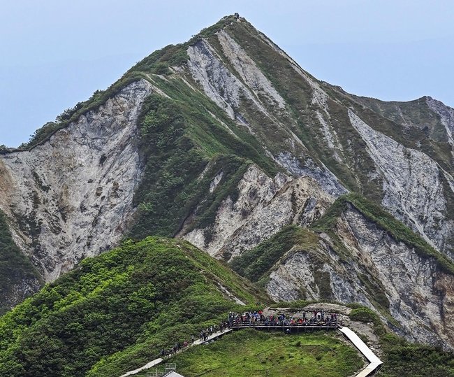 夏山開きが行われ、登山者らでにぎわう大山の山頂付近＝６月４日、共同通信社ヘリから