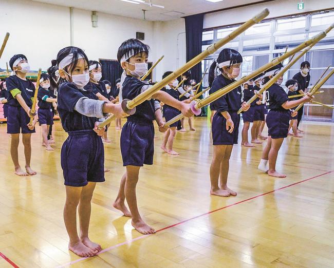 堂々と竹刀を構える児童＝出雲市大津町、たちばな保育園