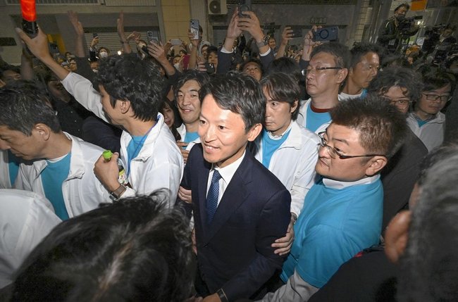 兵庫県知事選で再選を決め、選挙事務所から引き揚げる斎藤元彦氏（中央）＝１７日夜、神戸市