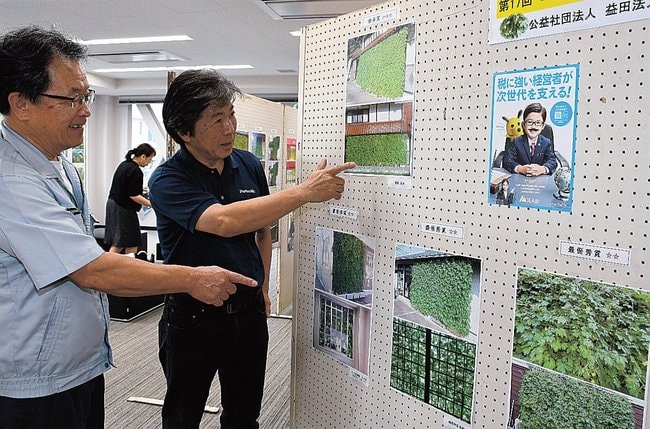 写真を展示する益田法人会の会員＝益田市常盤町、市役所