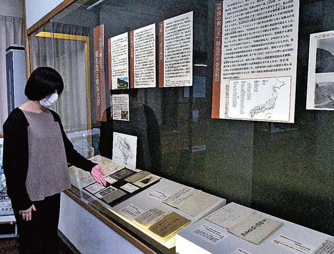 展示された堀家文書を紹介する小杉紗友美文化財係長＝島根県津和野町森村、町郷土館