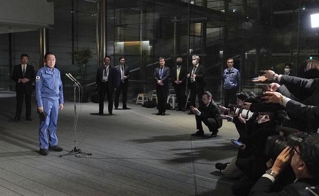 首相官邸で記者団の取材に応じる岸田首相（左）。自民党岸田派の解散について「検討している」などと話した＝18日夜