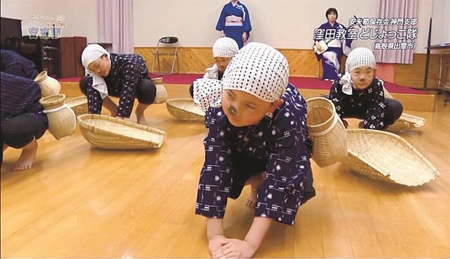 子どもたちへの指導風景などを収めた安来節保存会のＰＲ動画の一場面