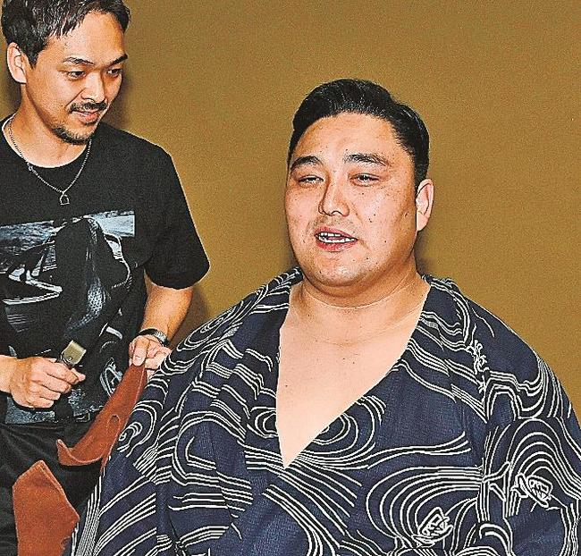 断髪後、支度部屋で整髪