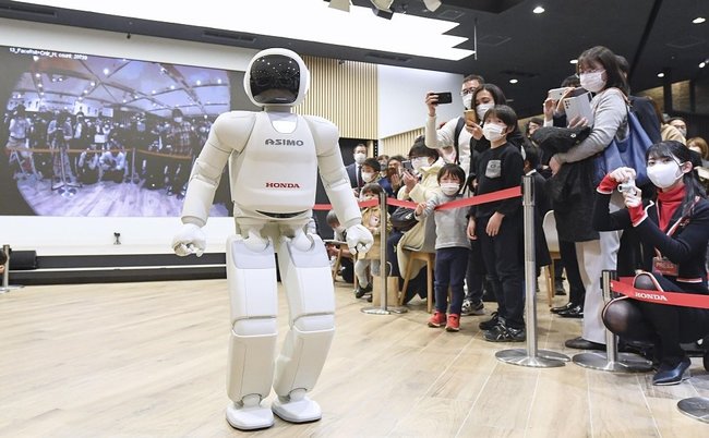 最後の実演を終え、観客の前を歩くホンダの人型ロボット「ASIMO(アシモ)」=2022年3月、東京都港区