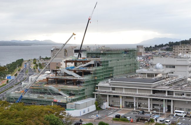 新庁舎建て替え工事が進む松江市役所。左側が新庁舎で右側が現庁舎＝松江市末次町