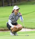 芝を読む仲村果乃＝３１日、大山平原ゴルフクラブ
