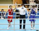 女子フェザー級で、松持亜実（右）を１回ＲＳＣで破り優勝した入江聖奈＝墨田区総合体育館