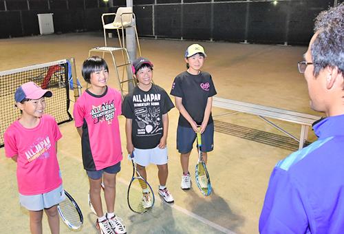 仲間たちとともに、コーチの言葉にうなずく大庭萌愛さん（左から２人目）と水永花音さん（同３人目）＝益田市乙吉町、益田運動公園益田庭球場
