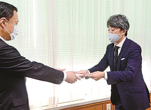 丸山達也知事（左）に目録を手渡す山本憲吾社長＝松江市殿町、県庁