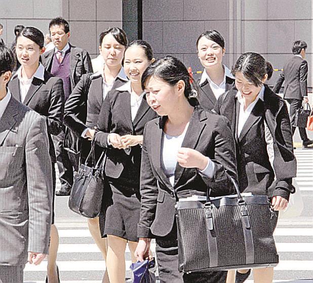 就職活動中の女性。2022年の女性就業者は過去最多で3千万人を超えた=東京都内(資料)